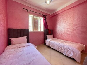 2 chambres, fer et planche à repasser, Wi-Fi, draps fournis