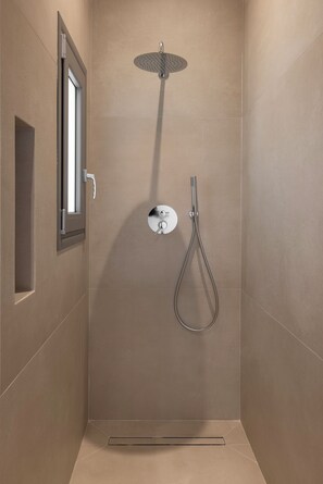 Regadera, amenidades de baño gratuitas, secadora de cabello, batas 