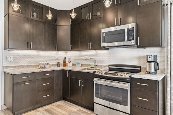 電子レンジ、オーブン、コンロ、コーヒー / ティーメーカー