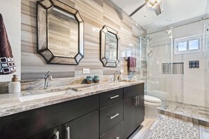 Douche, sèche-cheveux, serviettes fournies, savon