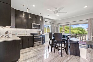 電子レンジ、オーブン、コンロ、コーヒー / ティーメーカー