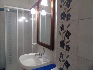 Douche, sèche-cheveux, bidet, serviettes fournies