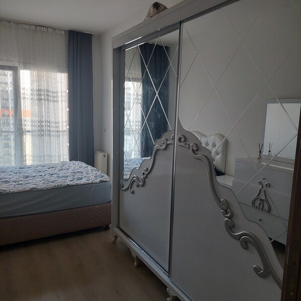 2 slaapkamers, een strijkplank/strijkijzer, wifi, beddengoed