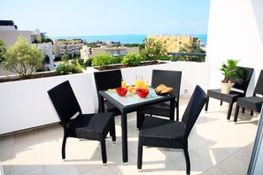 Apartment | Outdoor dining