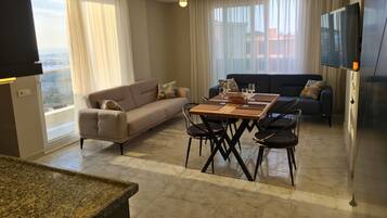 Apartamento exclusivo, cozinha, vista para a cidade | Berços grátis, Wi-Fi de cortesia, roupa de cama