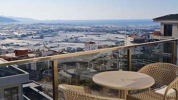 Exclusive-Apartment, Küche, Stadtblick | Blick auf die Stadt