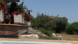 A swimming pool with clear water, a wooden deck, and potted plants. - L' Ametller - House Alt Empordà / Costa Brava, barbecue, volleyball (Ordis)