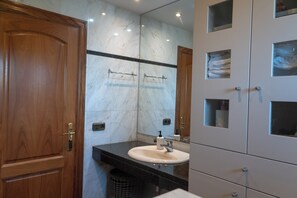 Regadera, secadora de cabello, bidet, toallas 