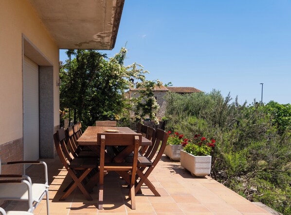 Outdoor dining - Lámetller - House Alt Empordà between Costa Brava i Besalú/Banyoles (Ordis)