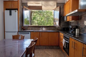 Fridge, microwave, oven, stovetop - L' Ametller - House Alt Empordà / Costa Brava, barbecue, volleyball (Ordis)