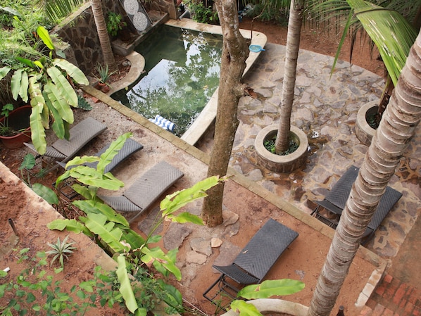 Een buitenzwembad en ligstoelen