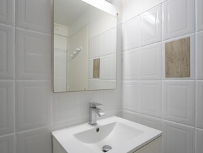 Douche, sèche-cheveux, serviettes fournies