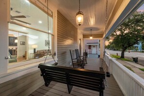 Terrace/patio - Fenced Backyard | Sleeps 11 | Fire Pit (Galveston)