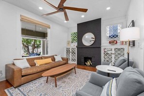 Smart TV - Fenced Backyard | Sleeps 11 | Fire Pit (Galveston)