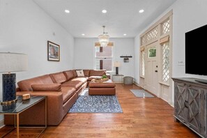 Smart TV - Fenced Backyard | Sleeps 11 | Fire Pit (Galveston)