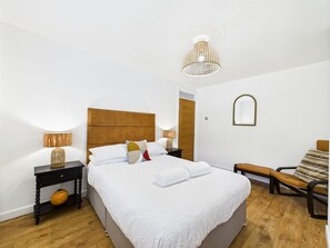 5 bedrooms, individually decorated, individually furnished, free WiFi - Luxury Beach Stay With Hot Tub (Burry Port)