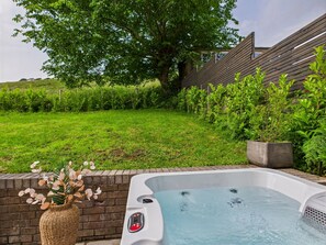 Outdoor spa tub - Luxury Beach Stay With Hot Tub (Burry Port)