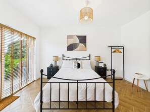 5 bedrooms, individually decorated, individually furnished, free WiFi - Luxury Beach Stay With Hot Tub (Burry Port)