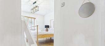 ลักชัวรี บีช สเตย์ วิธ ฮอต ทับ