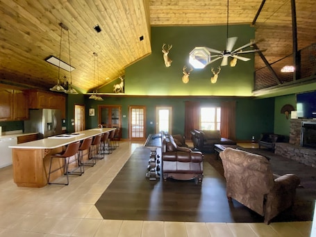 TV, fireplace, stereo. Charming Hilltop Hideaway Lodge in Blossom TX-4 bedroom- Sleeps up to 25