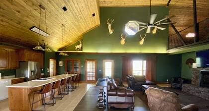 Charming Hilltop Hideaway Lodge in Blossom TX-4 bedroom- Sleeps up to 25