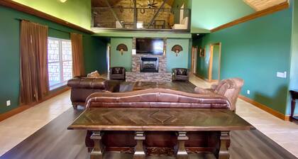 Charming Hilltop Hideaway Lodge in Blossom TX-4 bedroom- Sleeps up to 25