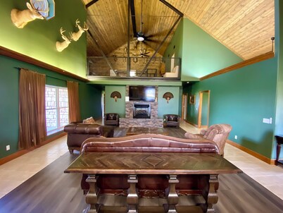 Charming Hilltop Hideaway Lodge in Blossom TX-4 bedroom- Sleeps up to 25