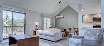 Charming 2-bedroom loft villa in East Stroudsburg with WiFi, fitness room