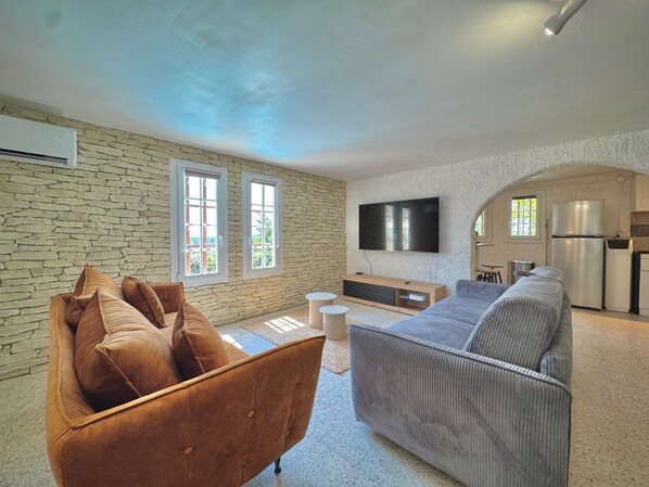TV, video games - Les Hauts de Bezouce, Spacious and Game Room (Bezouce)