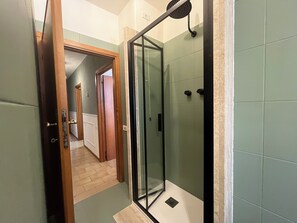 Shower, hair dryer, bidet, towels - Beautiful apartment in the historic center of Fucecchio in the center of Tuscany (Fucecchio)