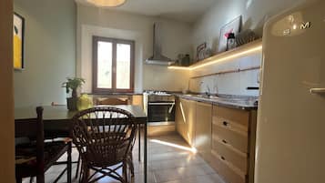 Kylskåp, ugn, spishäll och kaffe- och tebryggare