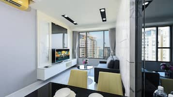 Departamento Deluxe, 2 habitaciones, balcón, vista al río | Área de sala de estar | Televisión de pantalla plana de 34 pulgadas con canales por cable
