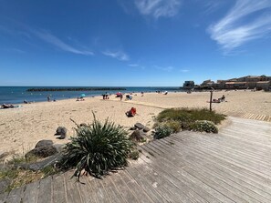 På stranden