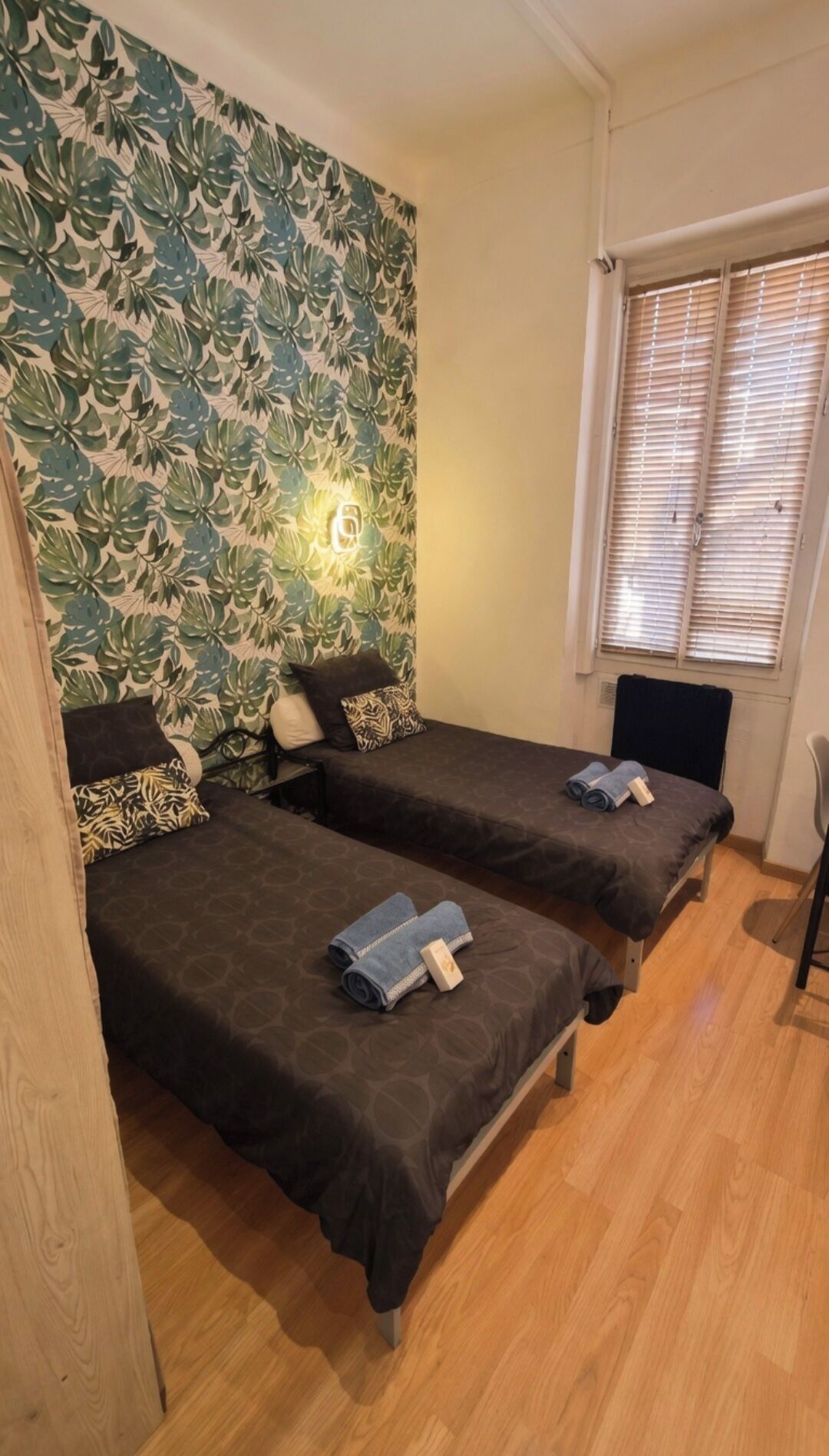 3 habitaciones, tabla de planchar con plancha y cuna de viaje 