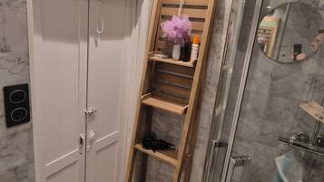 Doccia, asciugacapelli, asciugamani, sapone
