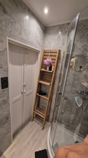 Douche, séchoir à cheveux, serviettes fournies, savon