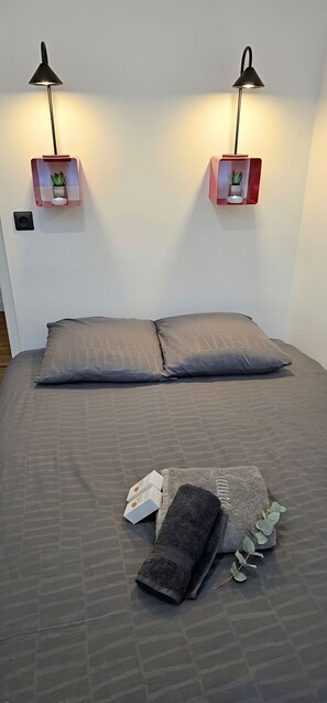 3 bedrooms, iron/ironing board, travel cot, free WiFi - Center Carré d'Or 3-Bedroom Apt - Palais, Beaches & Shops (Cannes)