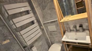 Regadera, secadora de cabello, toallas, jabón