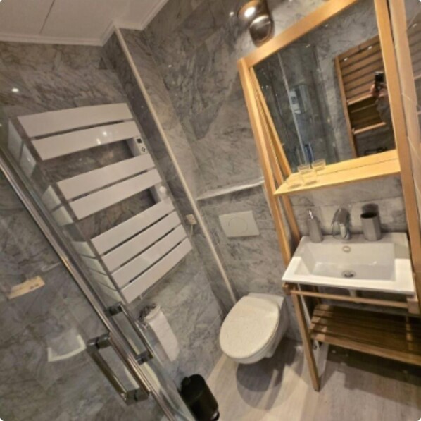 Shower, hair dryer, towels, soap - Center Carré d'or 3 bedrooms - festival, pro, beaches, all shops! (Cannes)