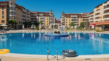 Una piscina al aire libre
