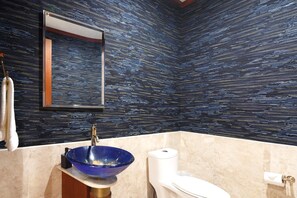 Monolocale (4 Bedrooms) | Bagno | Vasca, set di cortesia firmato