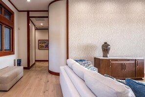 Studio (4 Bedrooms) | Living room | TV, DVD player