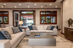 Stúdíóíbúð (4 Bedrooms) | Stofa | Sjónvarp, DVD-spilari