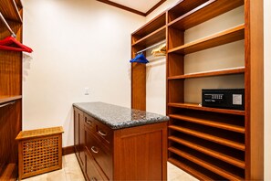 Villa, 4 Bedrooms (Oceanfront, Sleeps 11 (Hale Nani)) | Almari pakaian