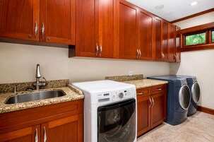 Studio (4 Bedrooms) | Laundry