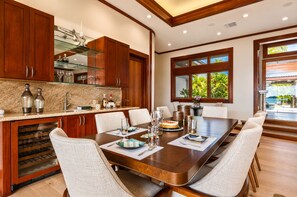 Studio (4 Bedrooms) | Ruang makan