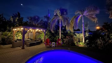 Alberca al aire libre y alberca climatizada