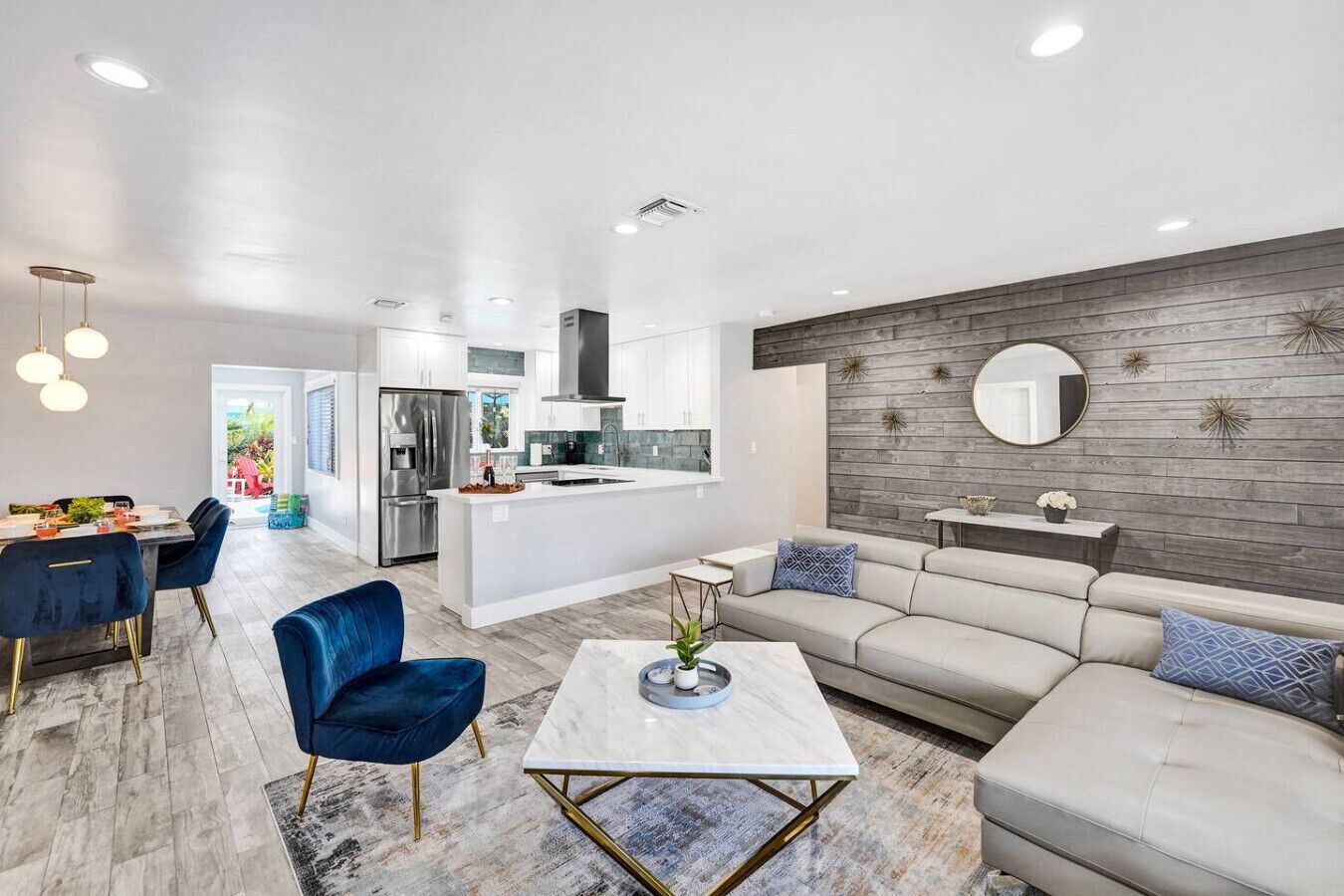 Una Smart TV, libros, una pantalla de ordenador