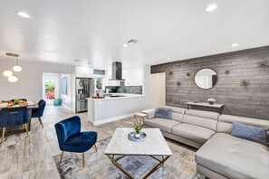 Una Smart TV, libros, una pantalla de ordenador