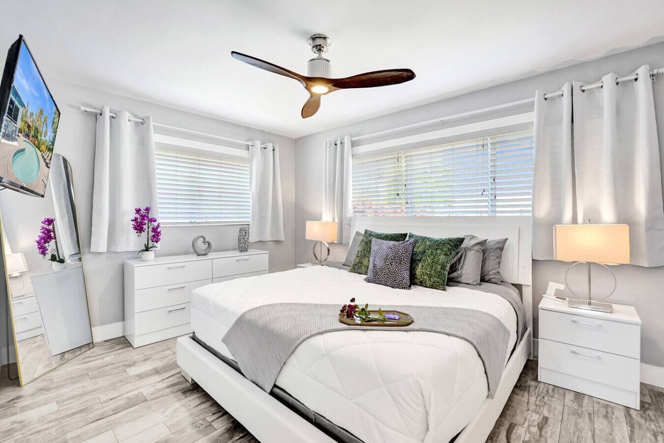 3 室のベッドルーム、デスク、アイロン / アイロン台、旅行用ベビーベッド